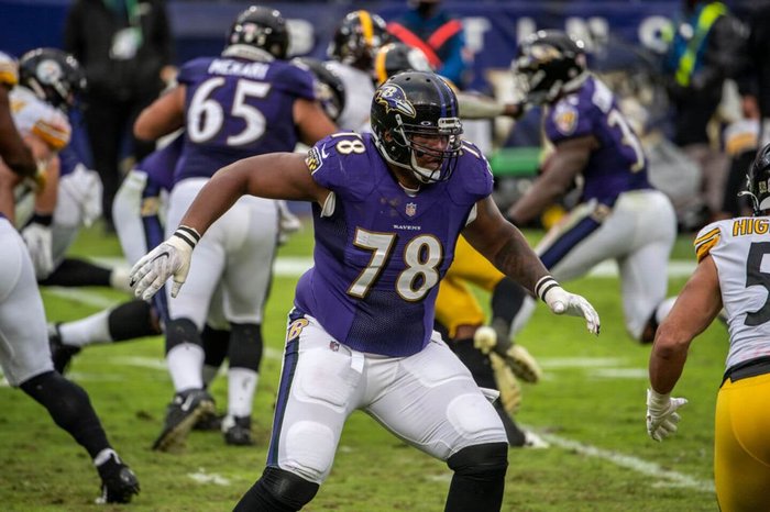 Sekä Baltimore Ravensin että Kansas City Chiefsin taklausasemat ovat vaihtaneet pelaajia